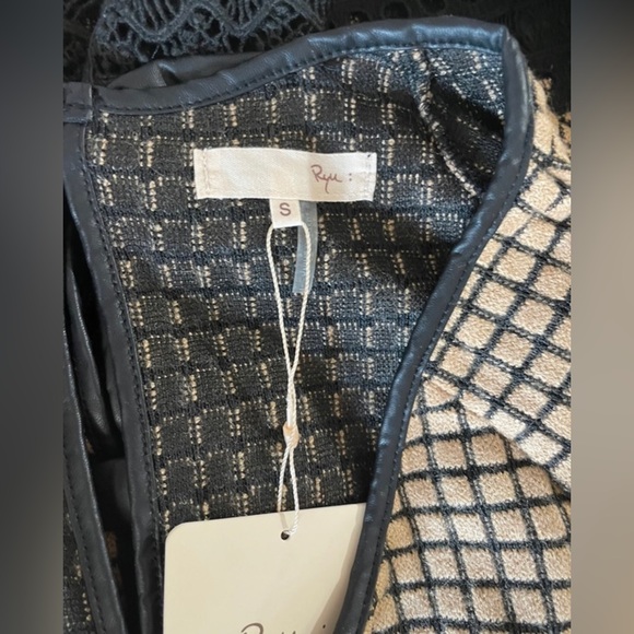 Rye Brown and Black Vintage Inspired Cropped Loose Hanging Style Blouse - Picture 3 of 4